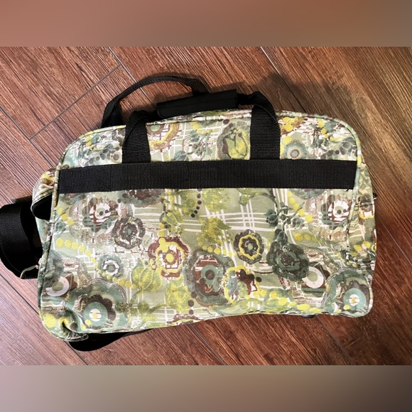 Volcano duffle, gym, overnight, or travel bag. In like new condition! Green. - Picture 3 of 16